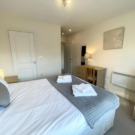 Blue Sky Apartments @Wallis Square, Farnborough ฟาร์นโบโรห์ ภายนอก รูปภาพ
