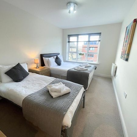 Blue Sky Apartments @Wallis Square, Farnborough ฟาร์นโบโรห์ ภายนอก รูปภาพ