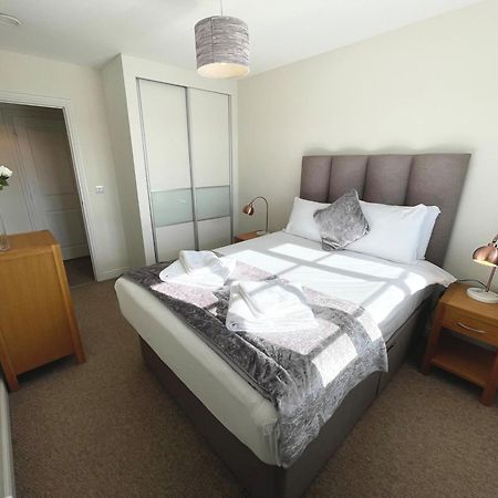 Blue Sky Apartments @Wallis Square, Farnborough ฟาร์นโบโรห์ ภายนอก รูปภาพ