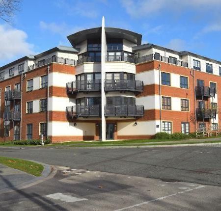 Blue Sky Apartments @Wallis Square, Farnborough ฟาร์นโบโรห์ ภายนอก รูปภาพ