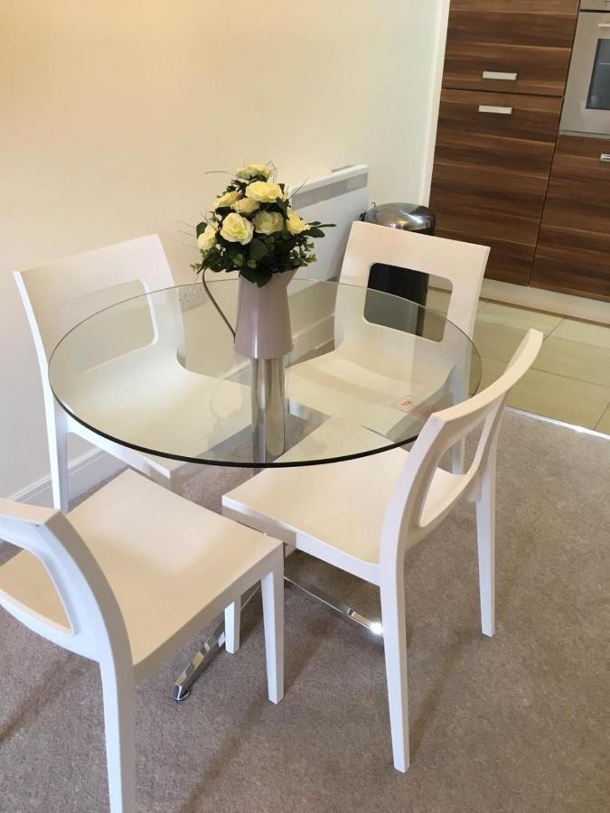 Blue Sky Apartments @Wallis Square, Farnborough ฟาร์นโบโรห์ ภายนอก รูปภาพ