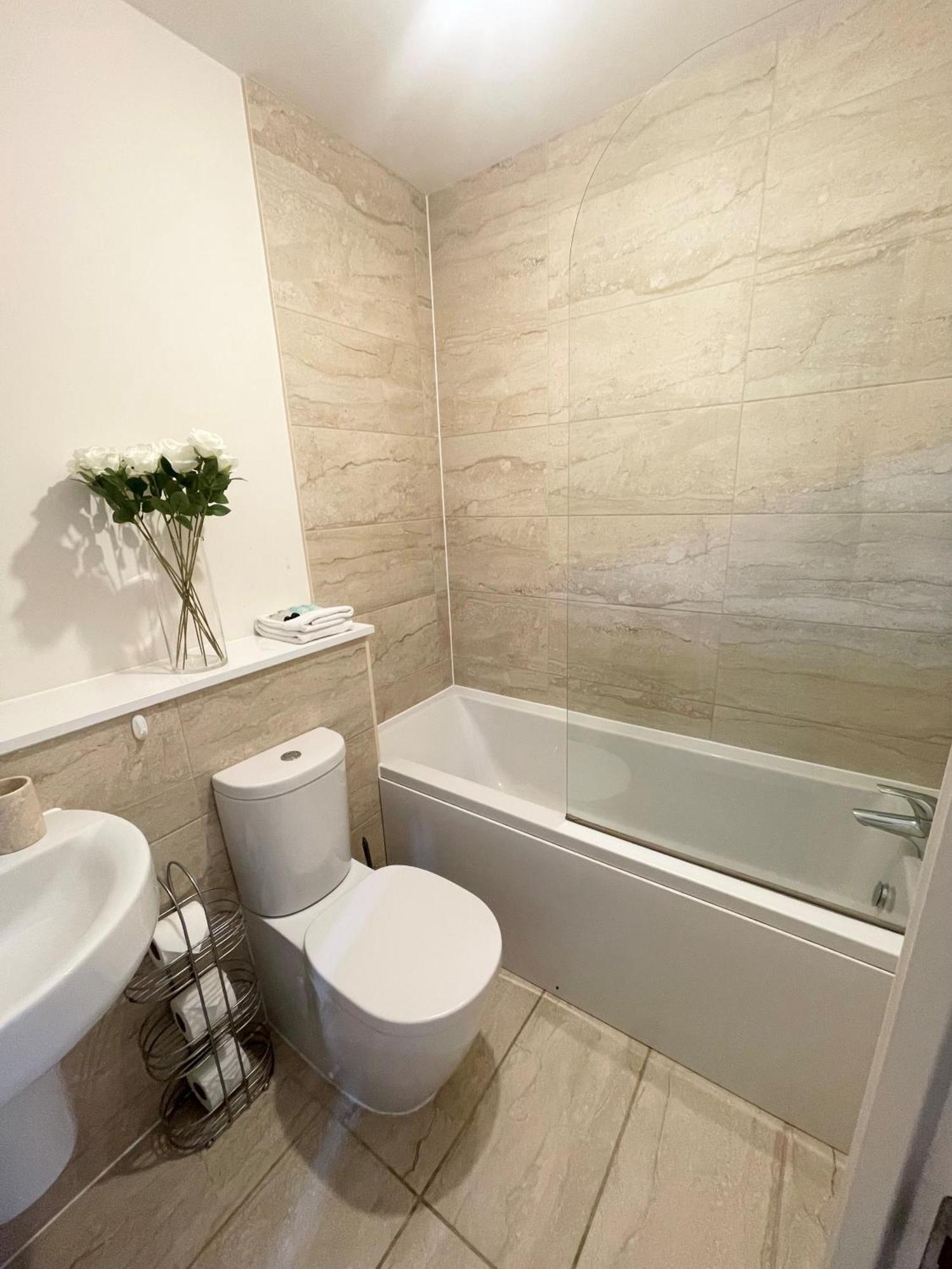 Blue Sky Apartments @Wallis Square, Farnborough ฟาร์นโบโรห์ ภายนอก รูปภาพ