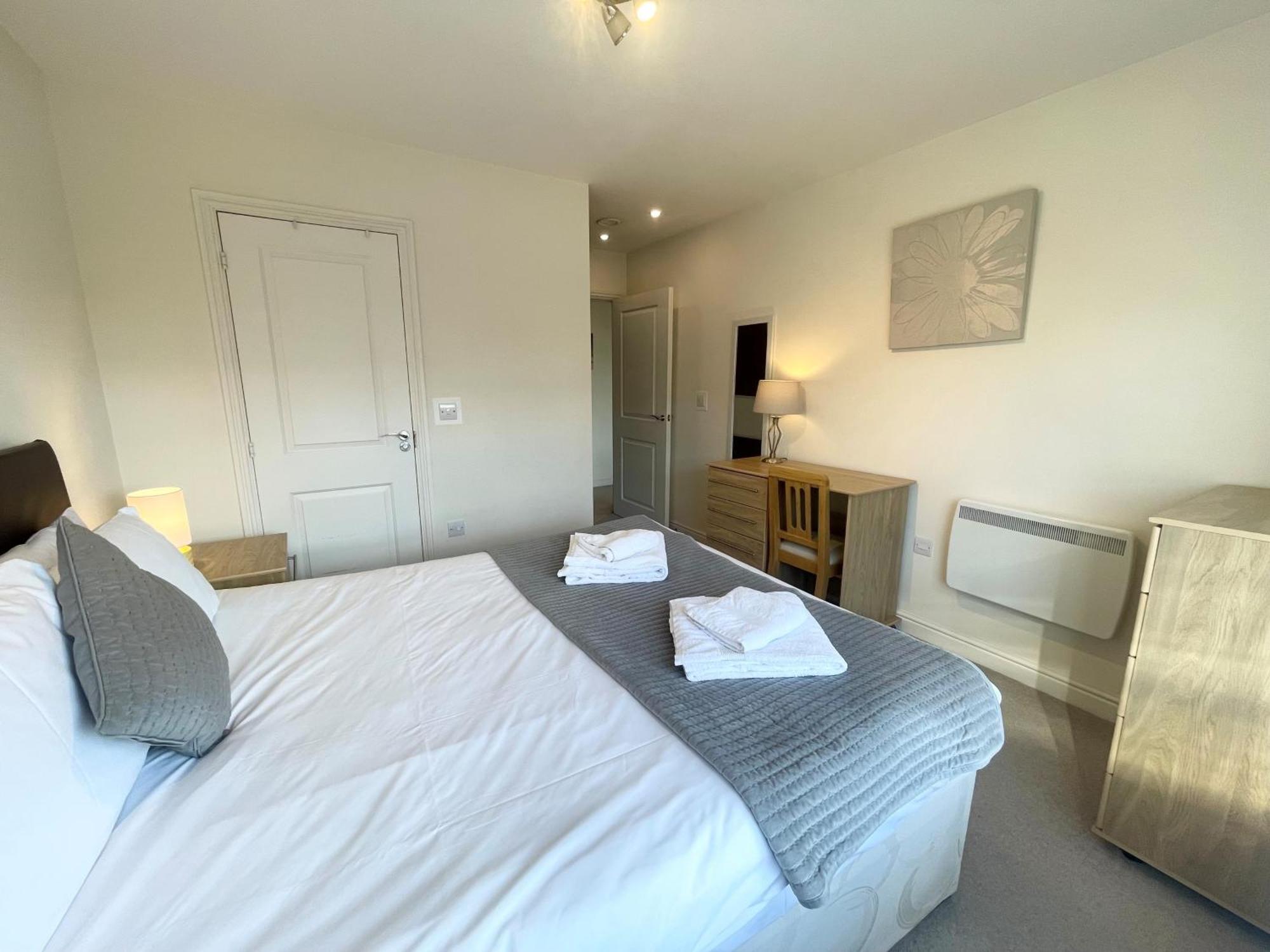 Blue Sky Apartments @Wallis Square, Farnborough ฟาร์นโบโรห์ ภายนอก รูปภาพ
