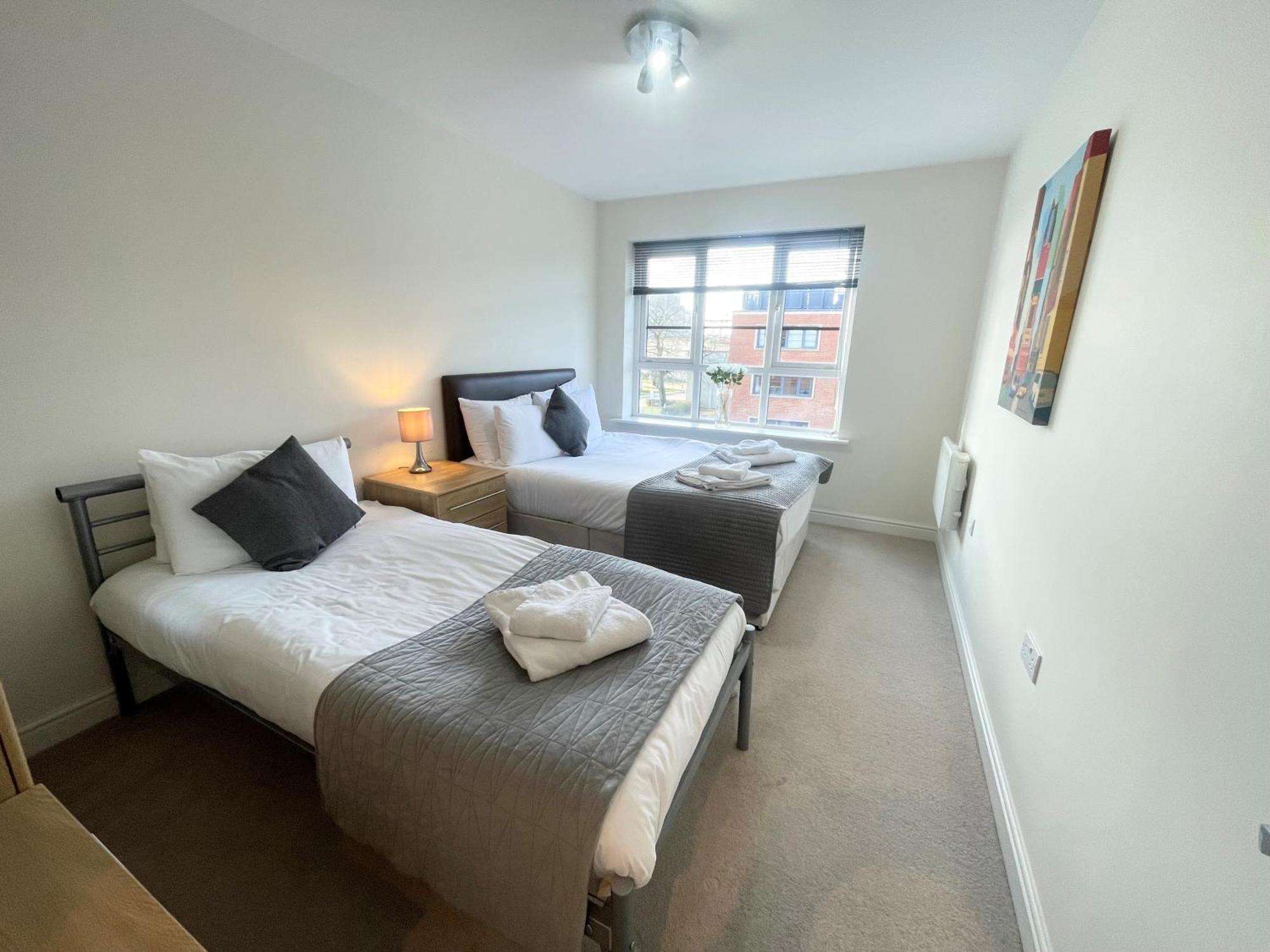 Blue Sky Apartments @Wallis Square, Farnborough ฟาร์นโบโรห์ ภายนอก รูปภาพ