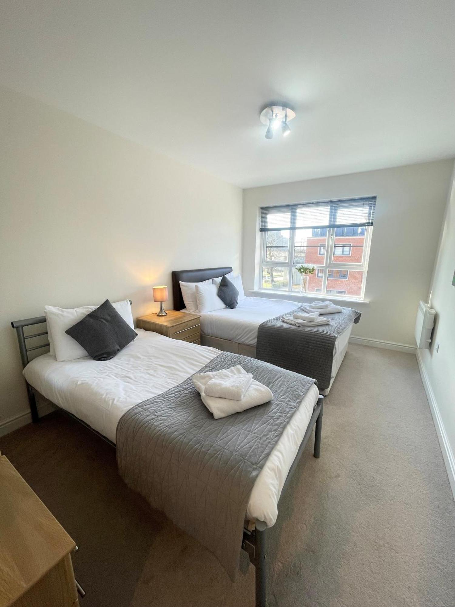 Blue Sky Apartments @Wallis Square, Farnborough ฟาร์นโบโรห์ ภายนอก รูปภาพ