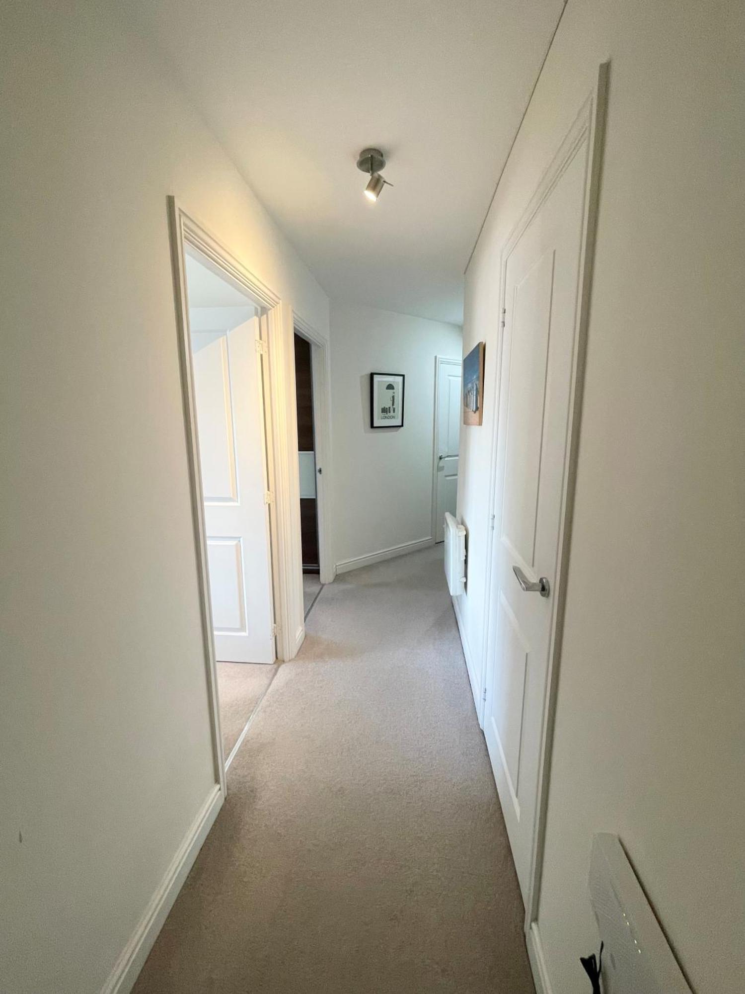 Blue Sky Apartments @Wallis Square, Farnborough ฟาร์นโบโรห์ ภายนอก รูปภาพ