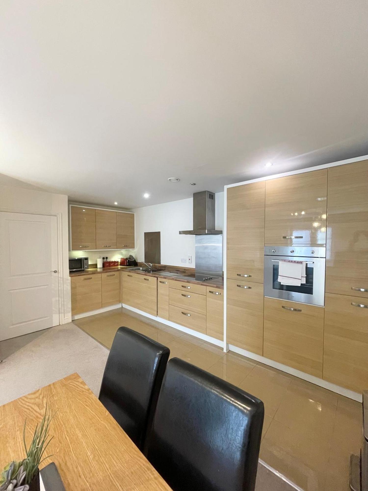 Blue Sky Apartments @Wallis Square, Farnborough ฟาร์นโบโรห์ ภายนอก รูปภาพ