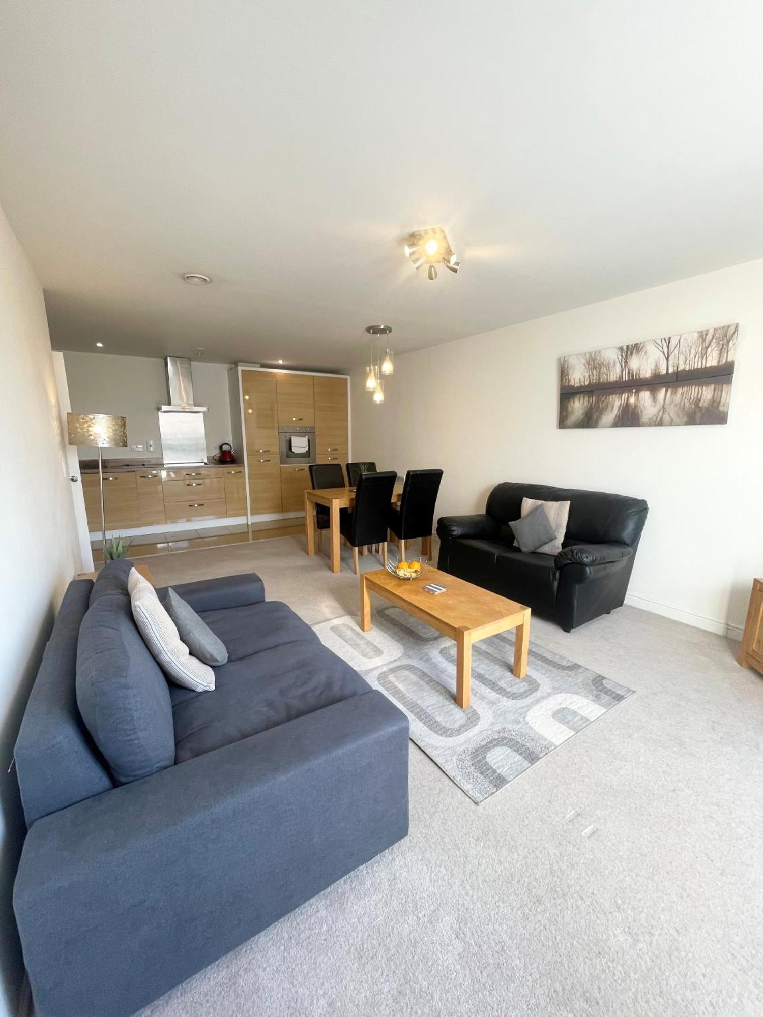 Blue Sky Apartments @Wallis Square, Farnborough ฟาร์นโบโรห์ ภายนอก รูปภาพ