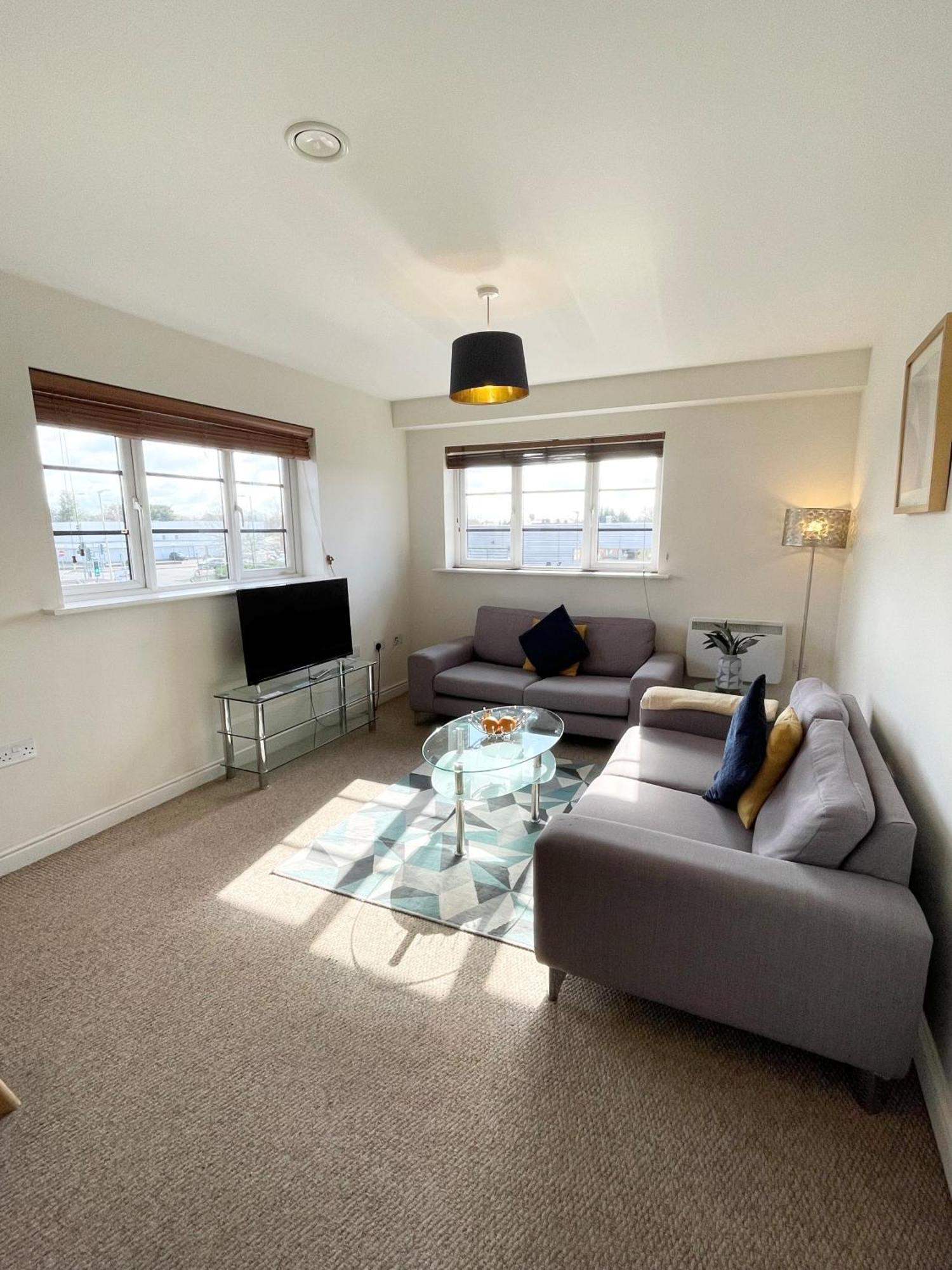 Blue Sky Apartments @Wallis Square, Farnborough ฟาร์นโบโรห์ ภายนอก รูปภาพ
