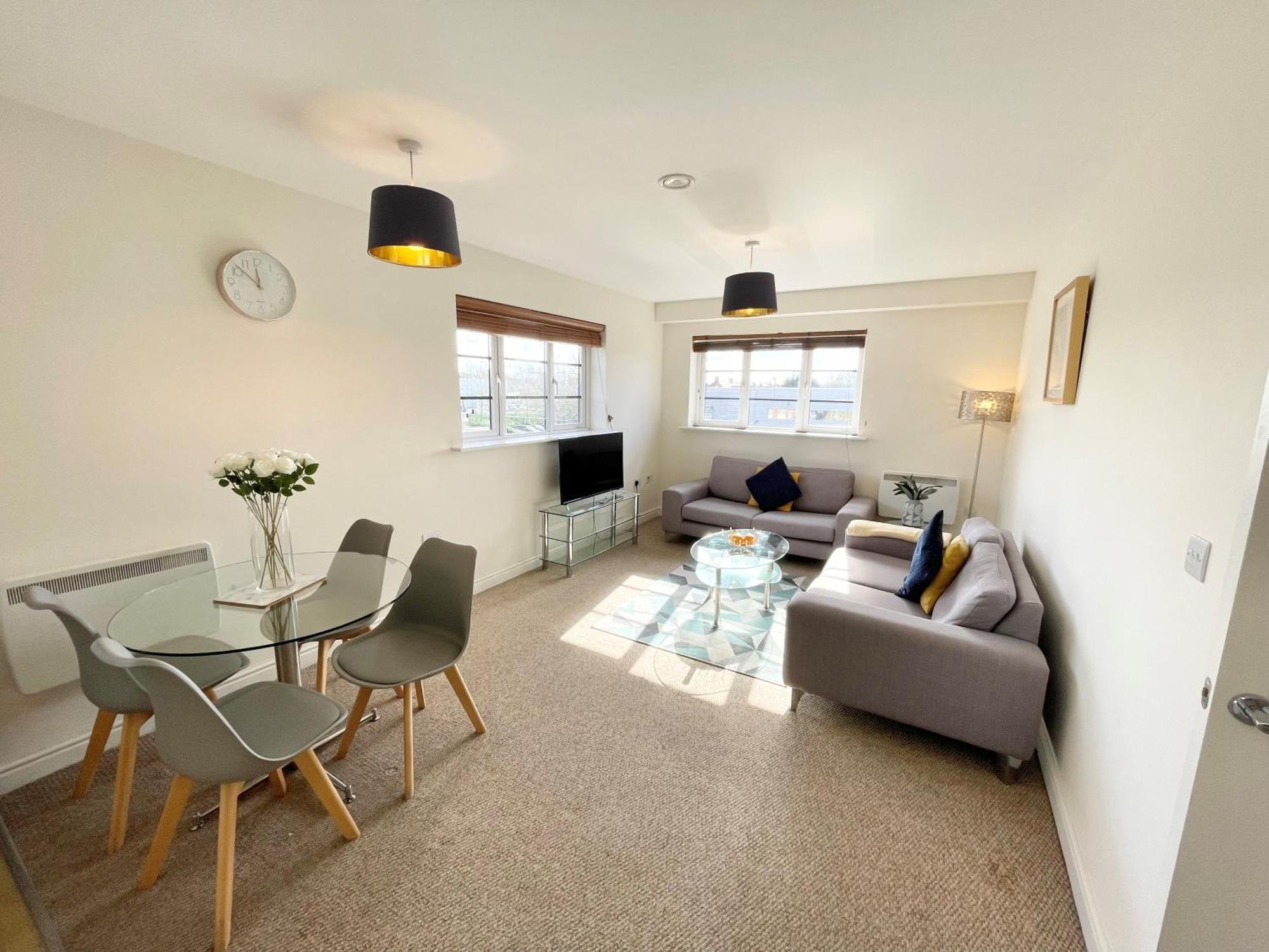 Blue Sky Apartments @Wallis Square, Farnborough ฟาร์นโบโรห์ ภายนอก รูปภาพ