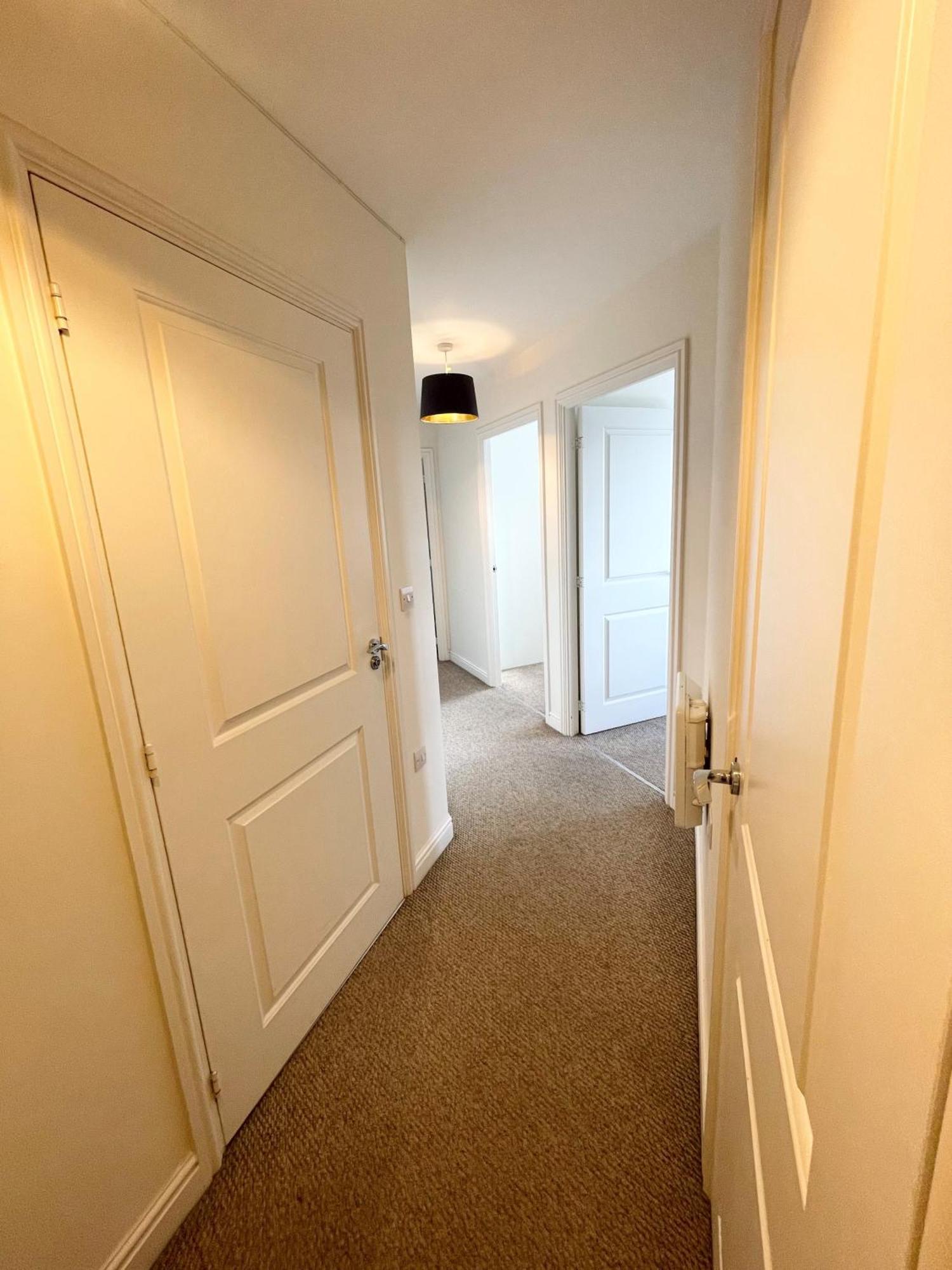 Blue Sky Apartments @Wallis Square, Farnborough ฟาร์นโบโรห์ ภายนอก รูปภาพ