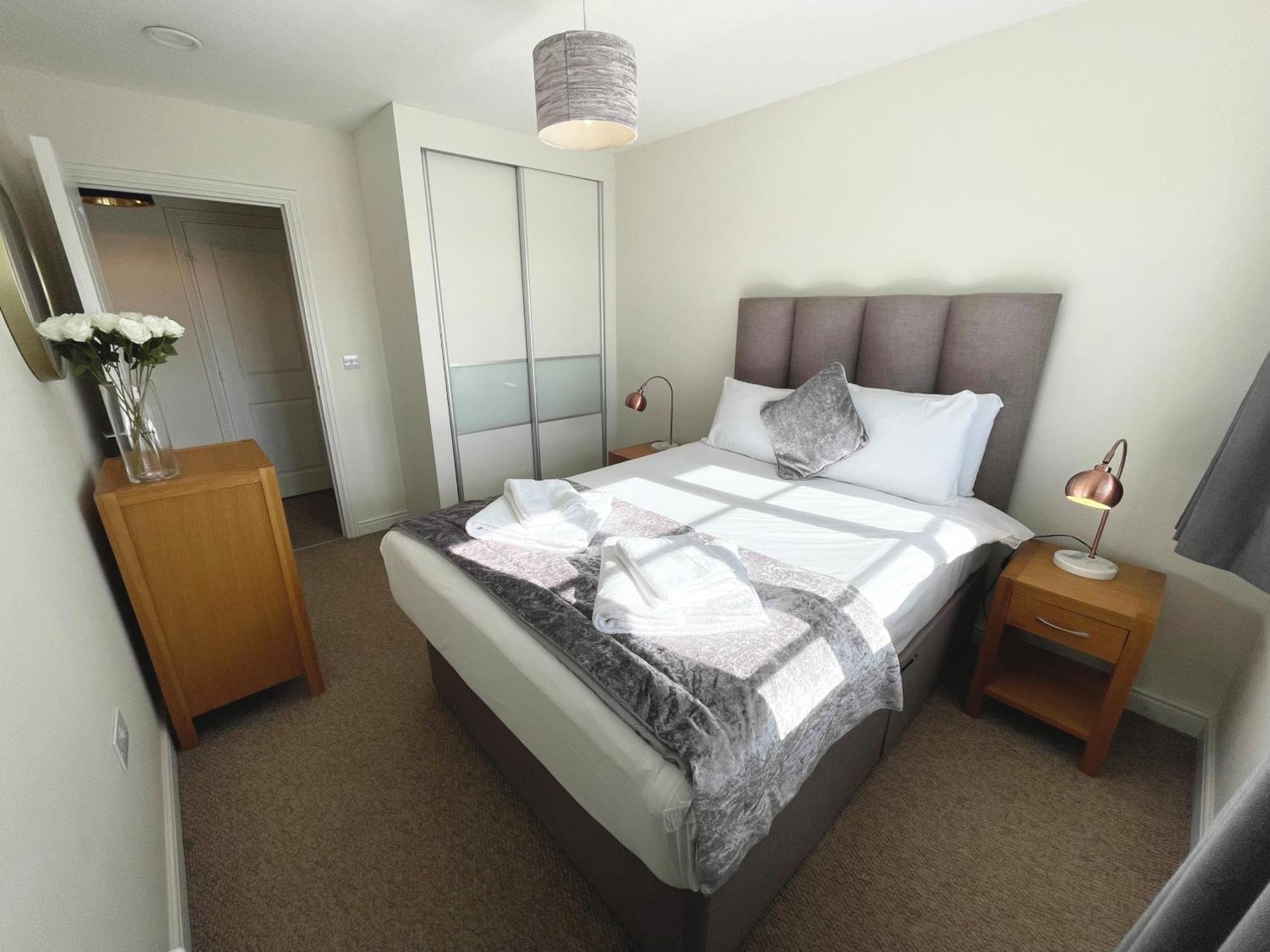 Blue Sky Apartments @Wallis Square, Farnborough ฟาร์นโบโรห์ ภายนอก รูปภาพ