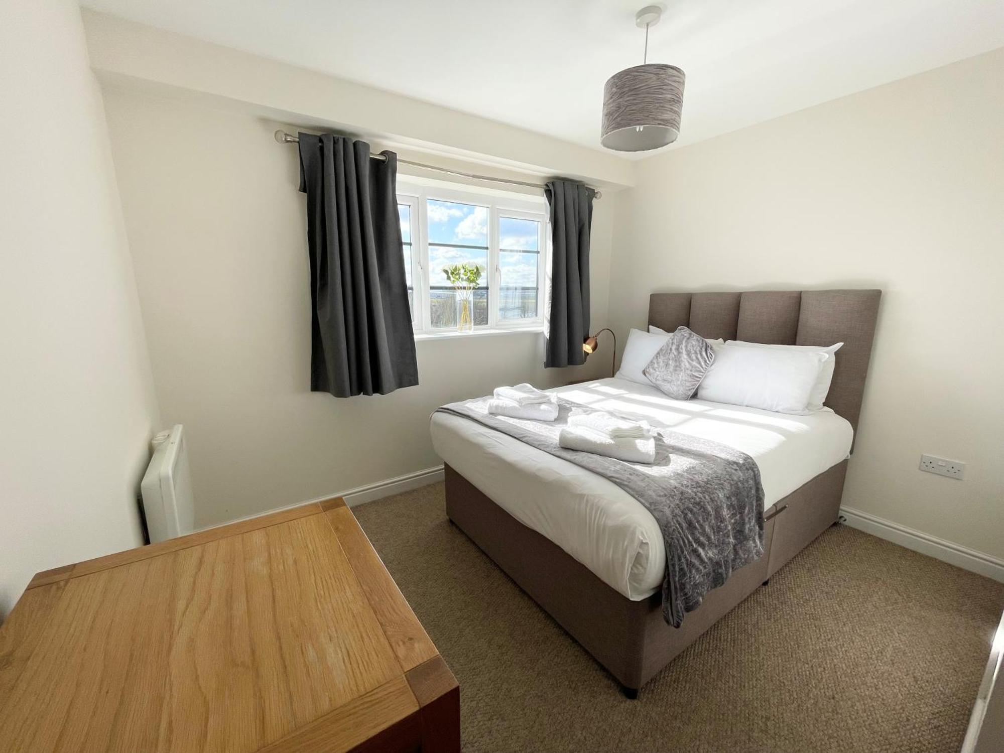 Blue Sky Apartments @Wallis Square, Farnborough ฟาร์นโบโรห์ ภายนอก รูปภาพ