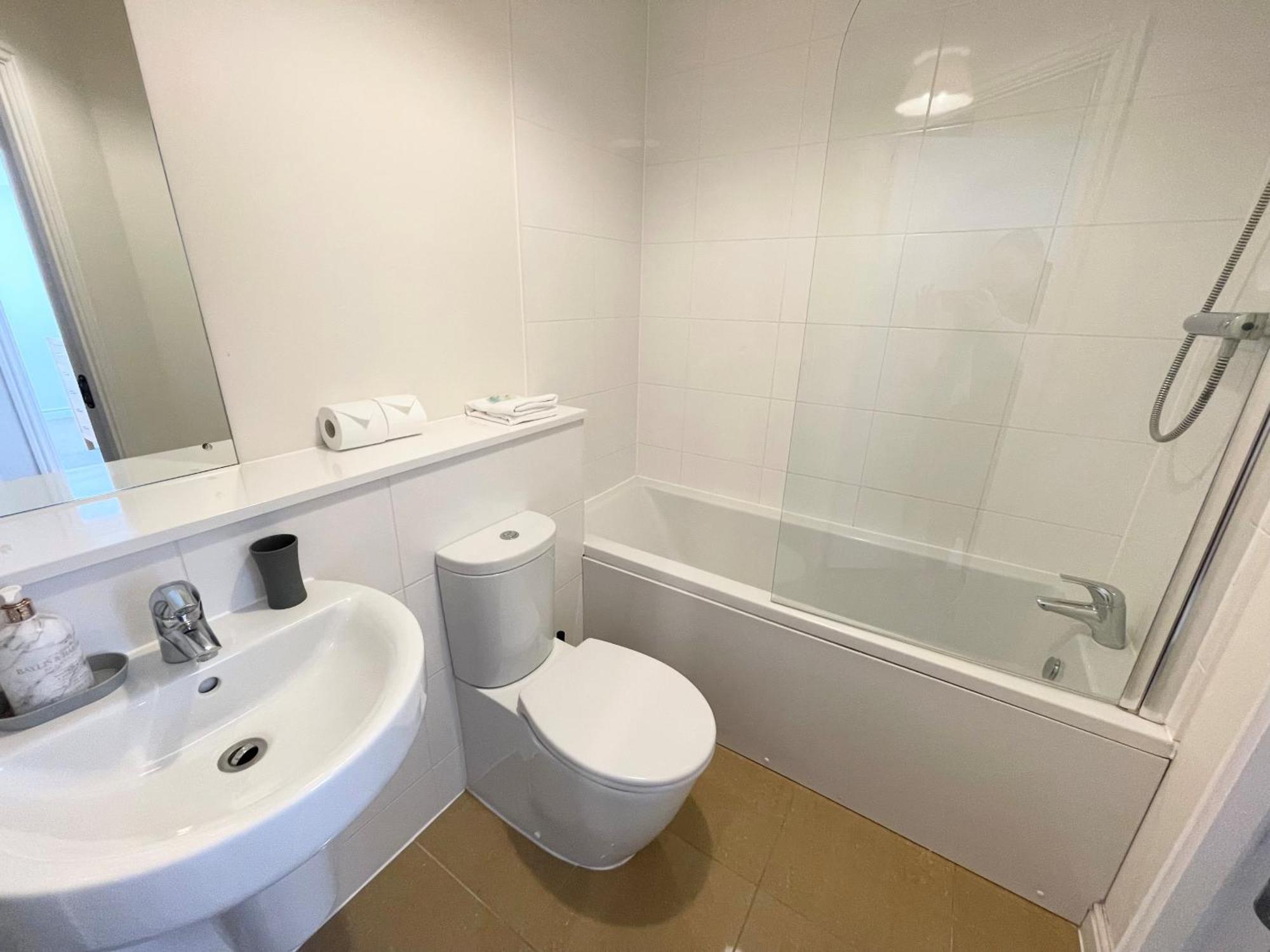 Blue Sky Apartments @Wallis Square, Farnborough ฟาร์นโบโรห์ ภายนอก รูปภาพ