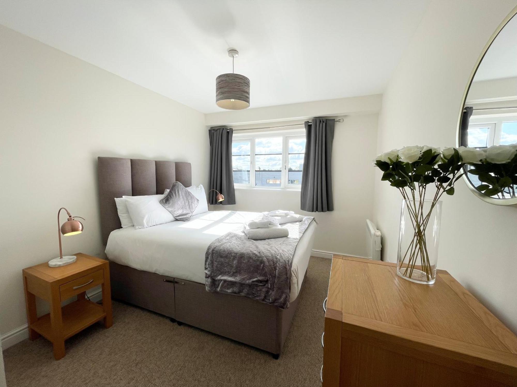 Blue Sky Apartments @Wallis Square, Farnborough ฟาร์นโบโรห์ ภายนอก รูปภาพ