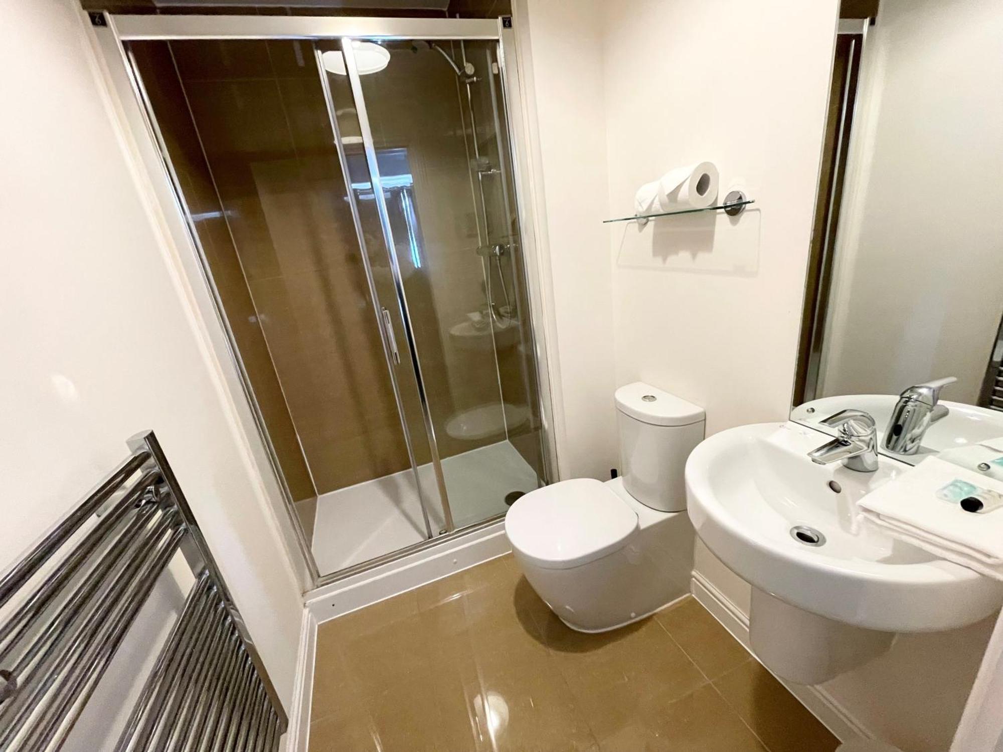 Blue Sky Apartments @Wallis Square, Farnborough ฟาร์นโบโรห์ ภายนอก รูปภาพ