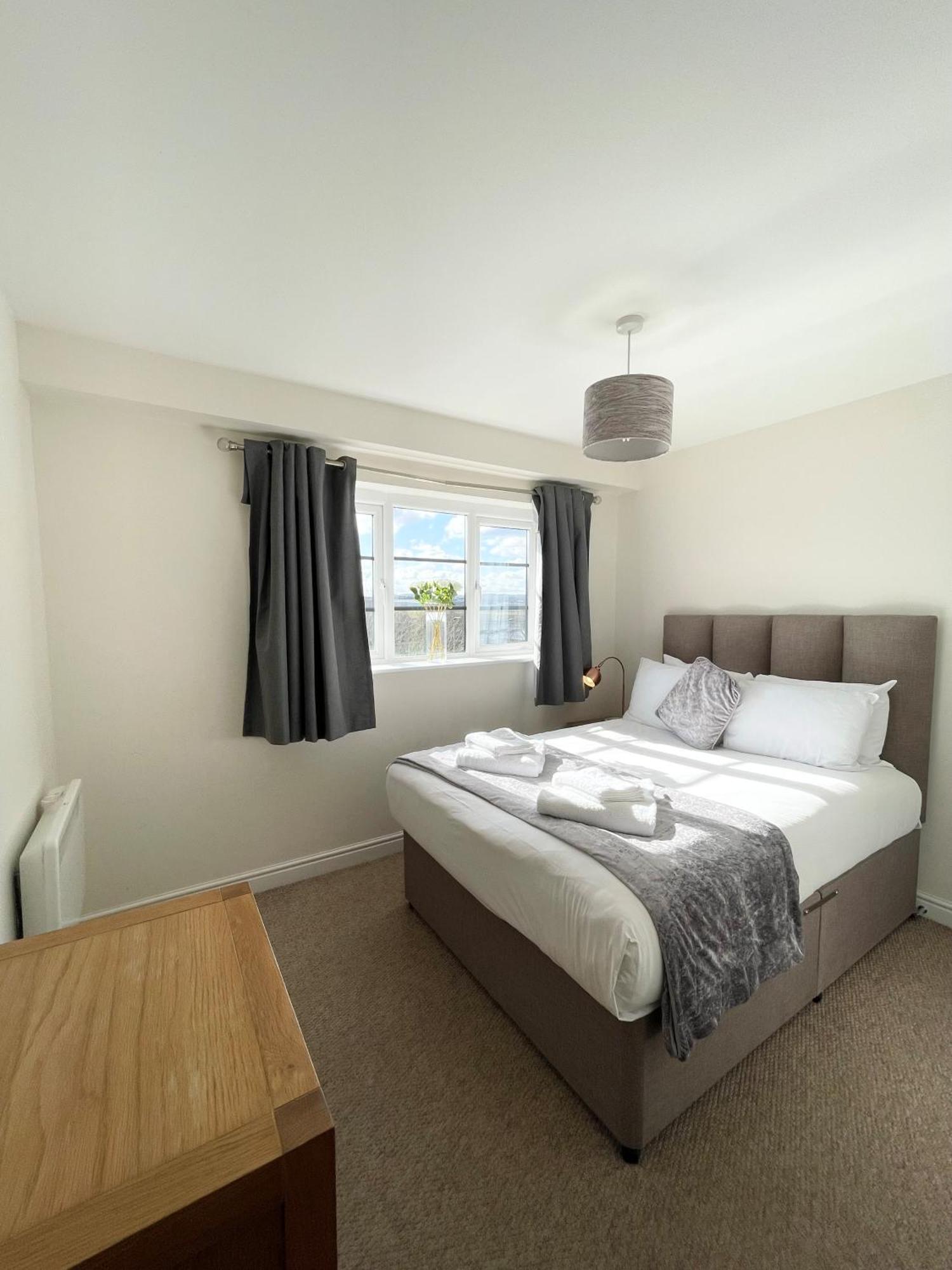 Blue Sky Apartments @Wallis Square, Farnborough ฟาร์นโบโรห์ ภายนอก รูปภาพ