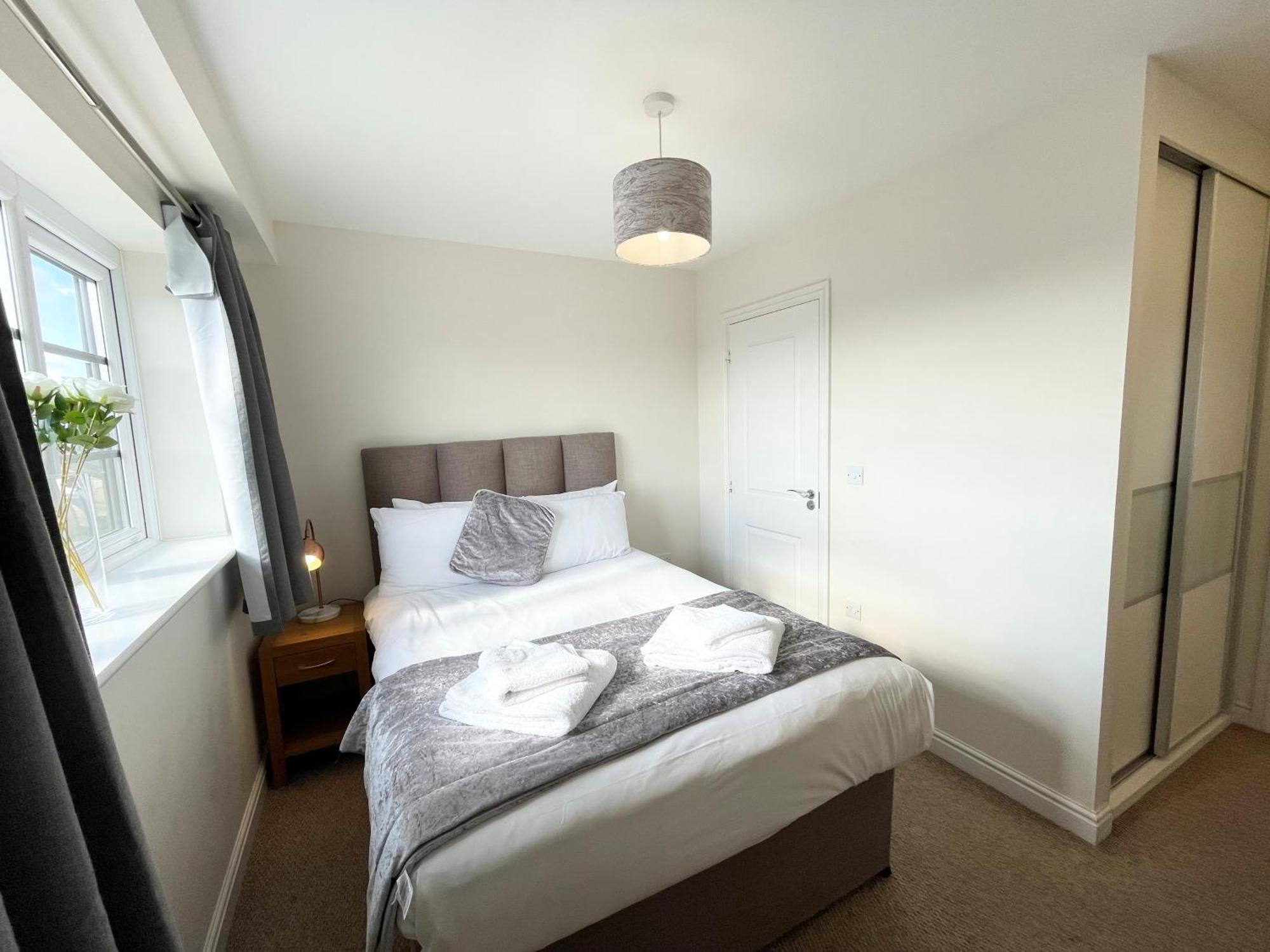 Blue Sky Apartments @Wallis Square, Farnborough ฟาร์นโบโรห์ ภายนอก รูปภาพ