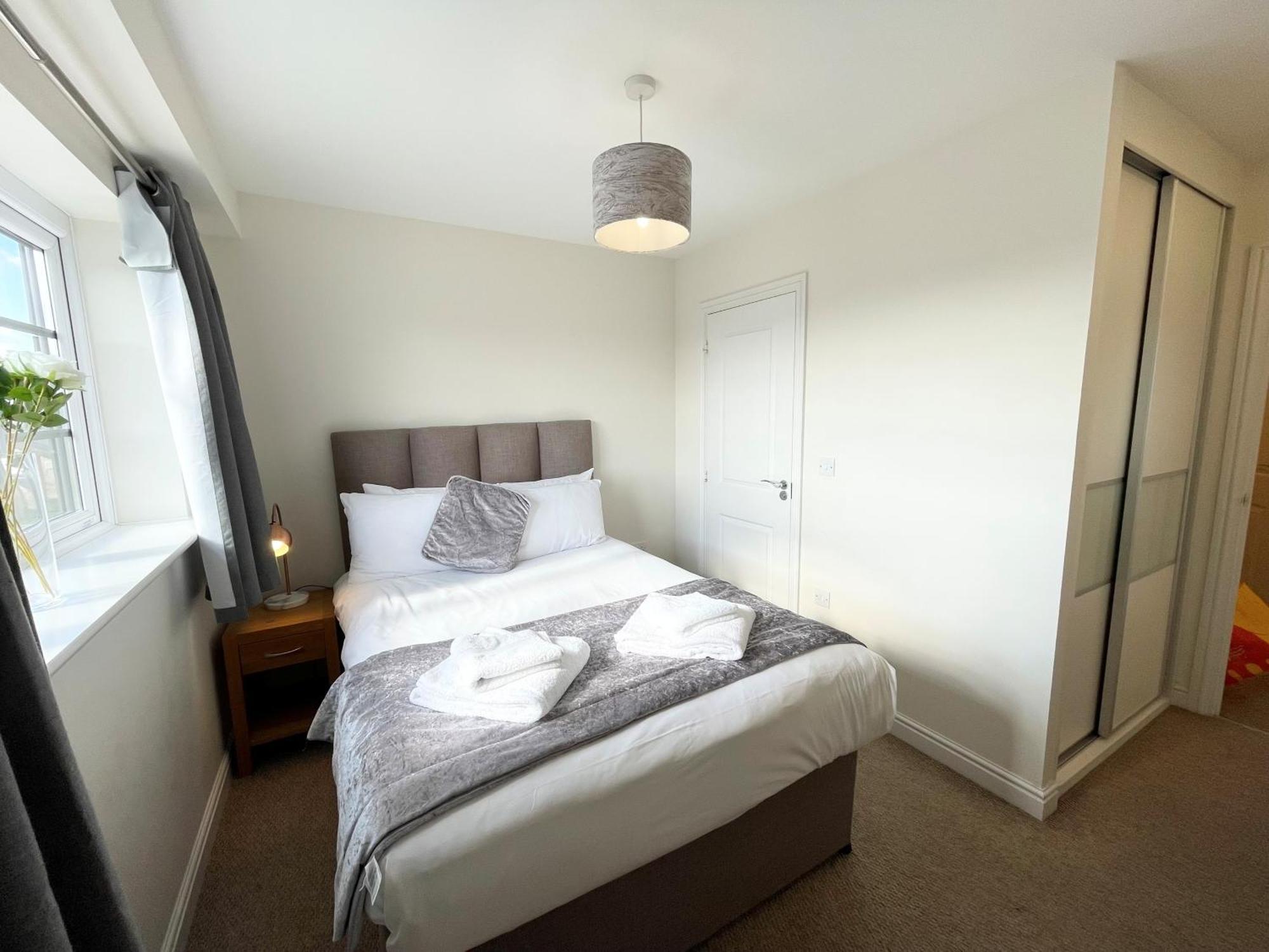 Blue Sky Apartments @Wallis Square, Farnborough ฟาร์นโบโรห์ ภายนอก รูปภาพ