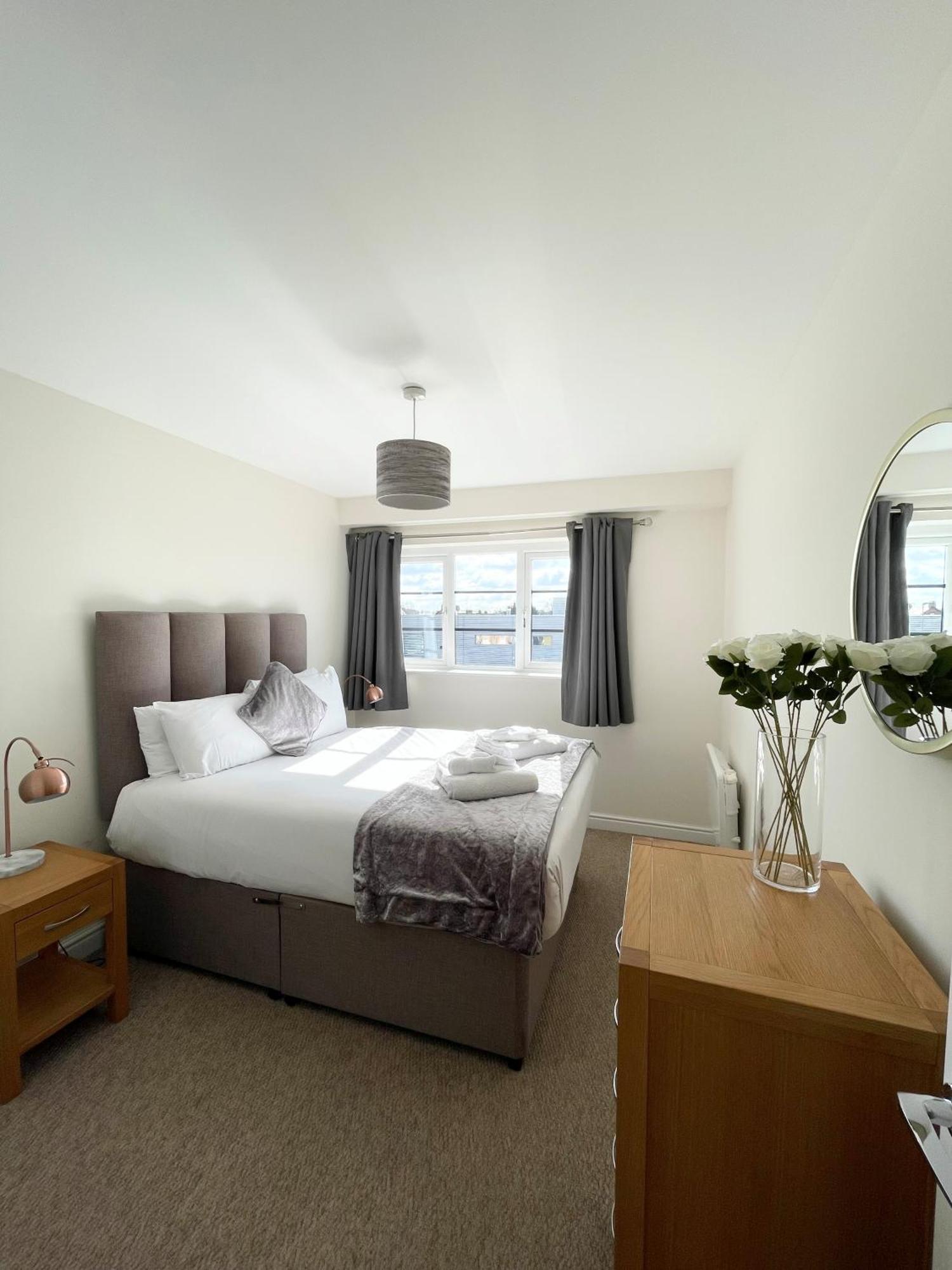 Blue Sky Apartments @Wallis Square, Farnborough ฟาร์นโบโรห์ ภายนอก รูปภาพ