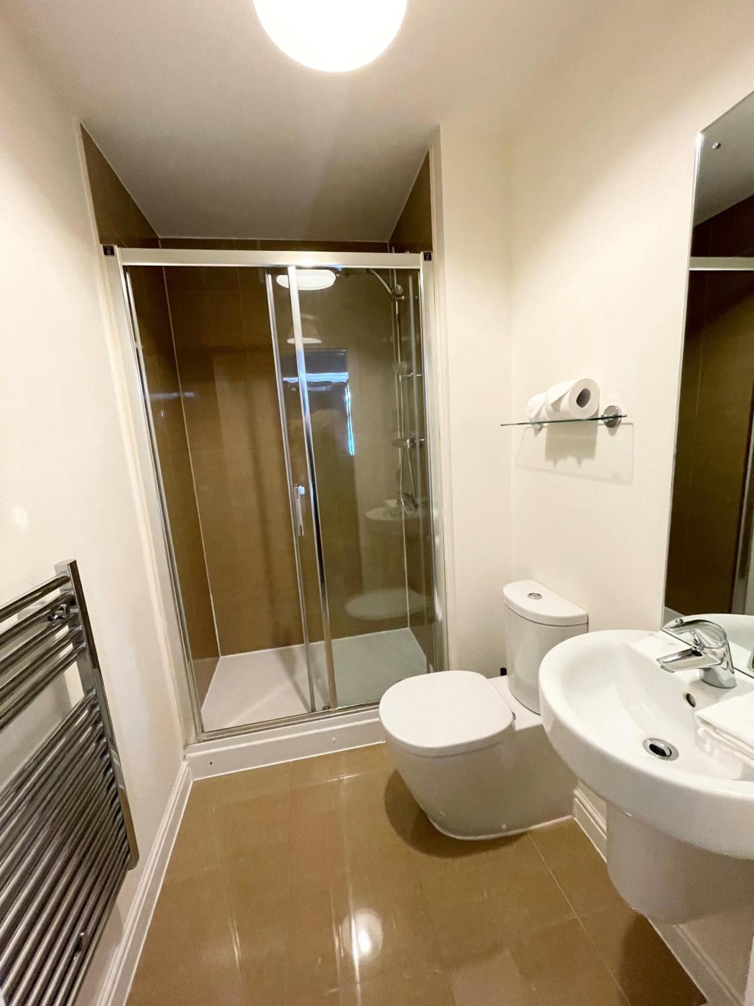 Blue Sky Apartments @Wallis Square, Farnborough ฟาร์นโบโรห์ ภายนอก รูปภาพ