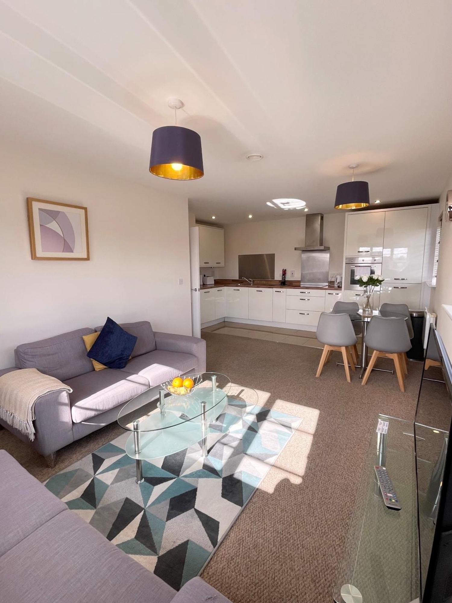 Blue Sky Apartments @Wallis Square, Farnborough ฟาร์นโบโรห์ ภายนอก รูปภาพ