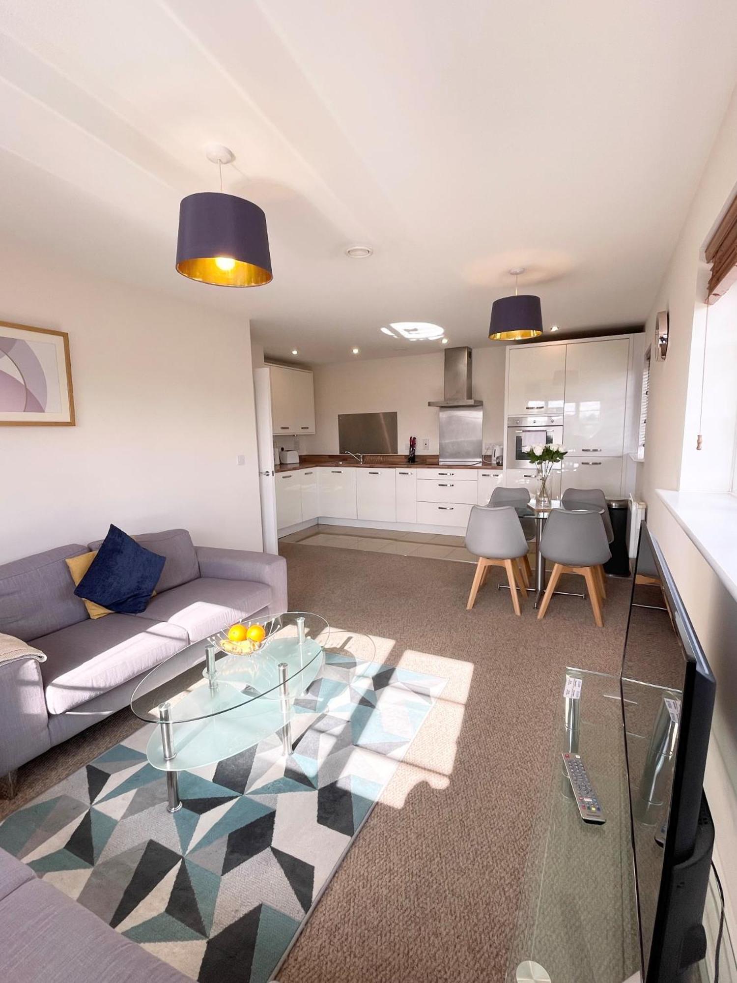 Blue Sky Apartments @Wallis Square, Farnborough ฟาร์นโบโรห์ ภายนอก รูปภาพ