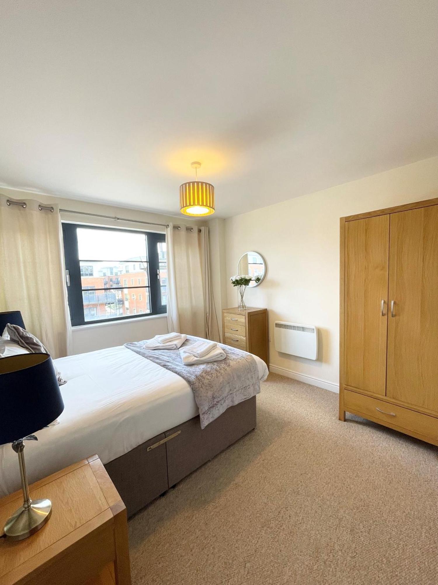 Blue Sky Apartments @Wallis Square, Farnborough ฟาร์นโบโรห์ ภายนอก รูปภาพ