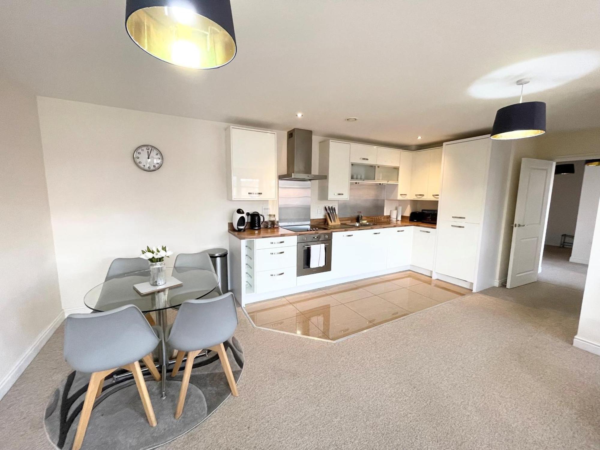 Blue Sky Apartments @Wallis Square, Farnborough ฟาร์นโบโรห์ ภายนอก รูปภาพ