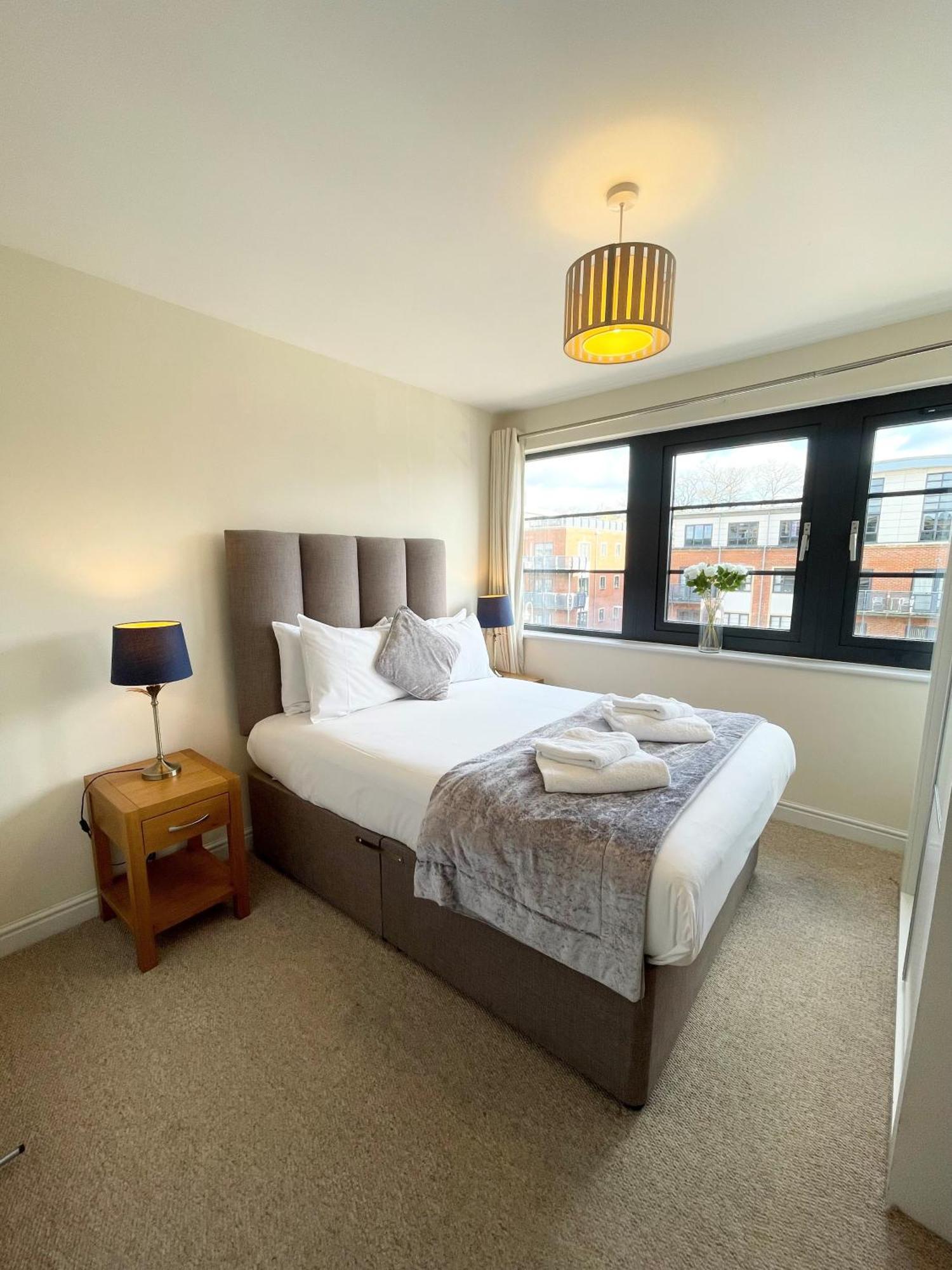 Blue Sky Apartments @Wallis Square, Farnborough ฟาร์นโบโรห์ ภายนอก รูปภาพ