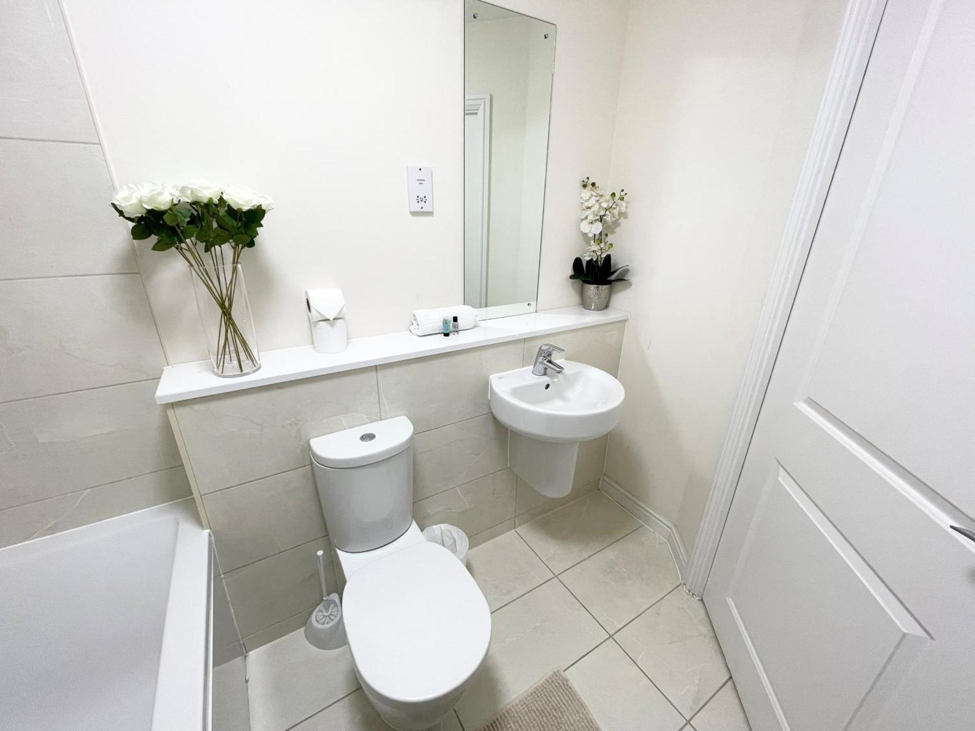 Blue Sky Apartments @Wallis Square, Farnborough ฟาร์นโบโรห์ ภายนอก รูปภาพ