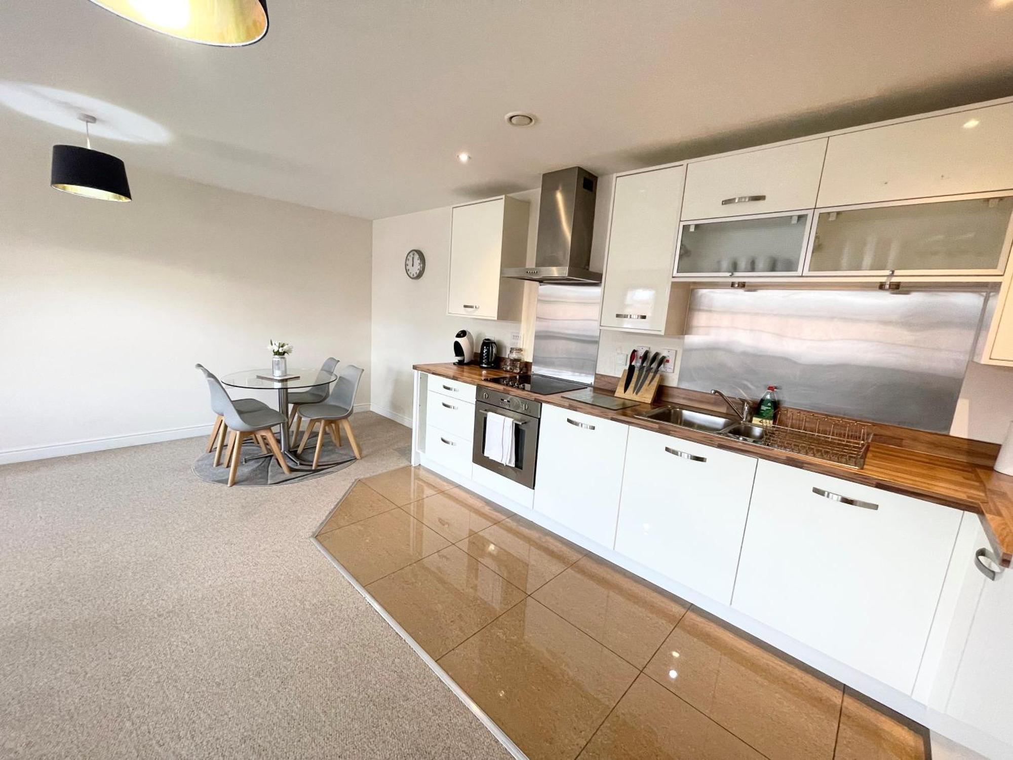 Blue Sky Apartments @Wallis Square, Farnborough ฟาร์นโบโรห์ ภายนอก รูปภาพ