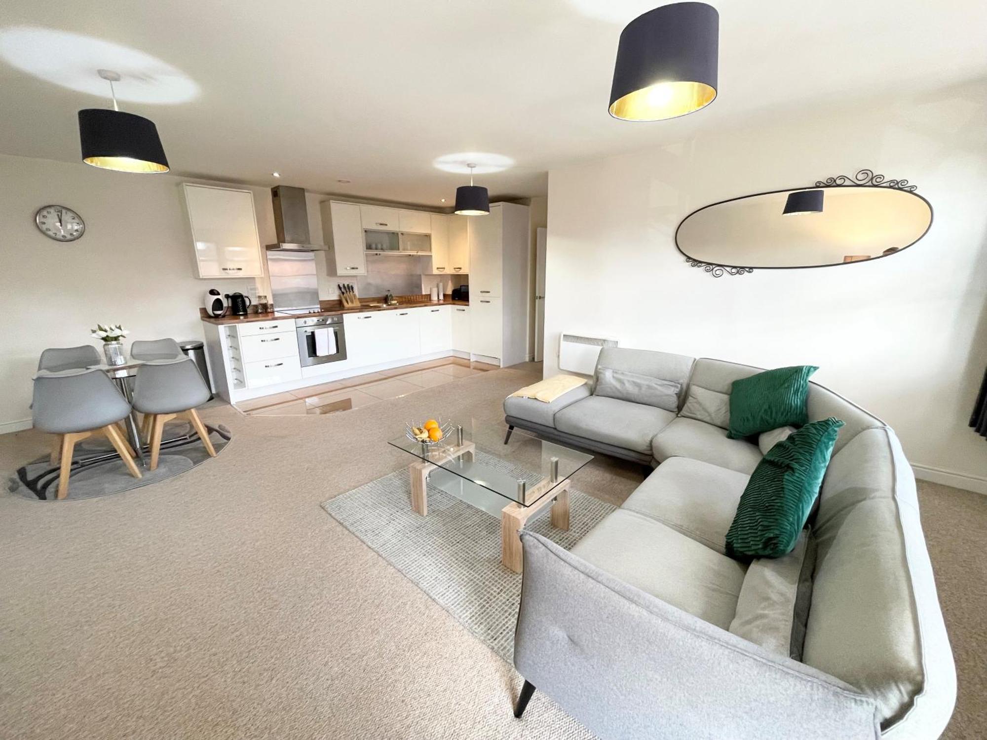 Blue Sky Apartments @Wallis Square, Farnborough ฟาร์นโบโรห์ ภายนอก รูปภาพ