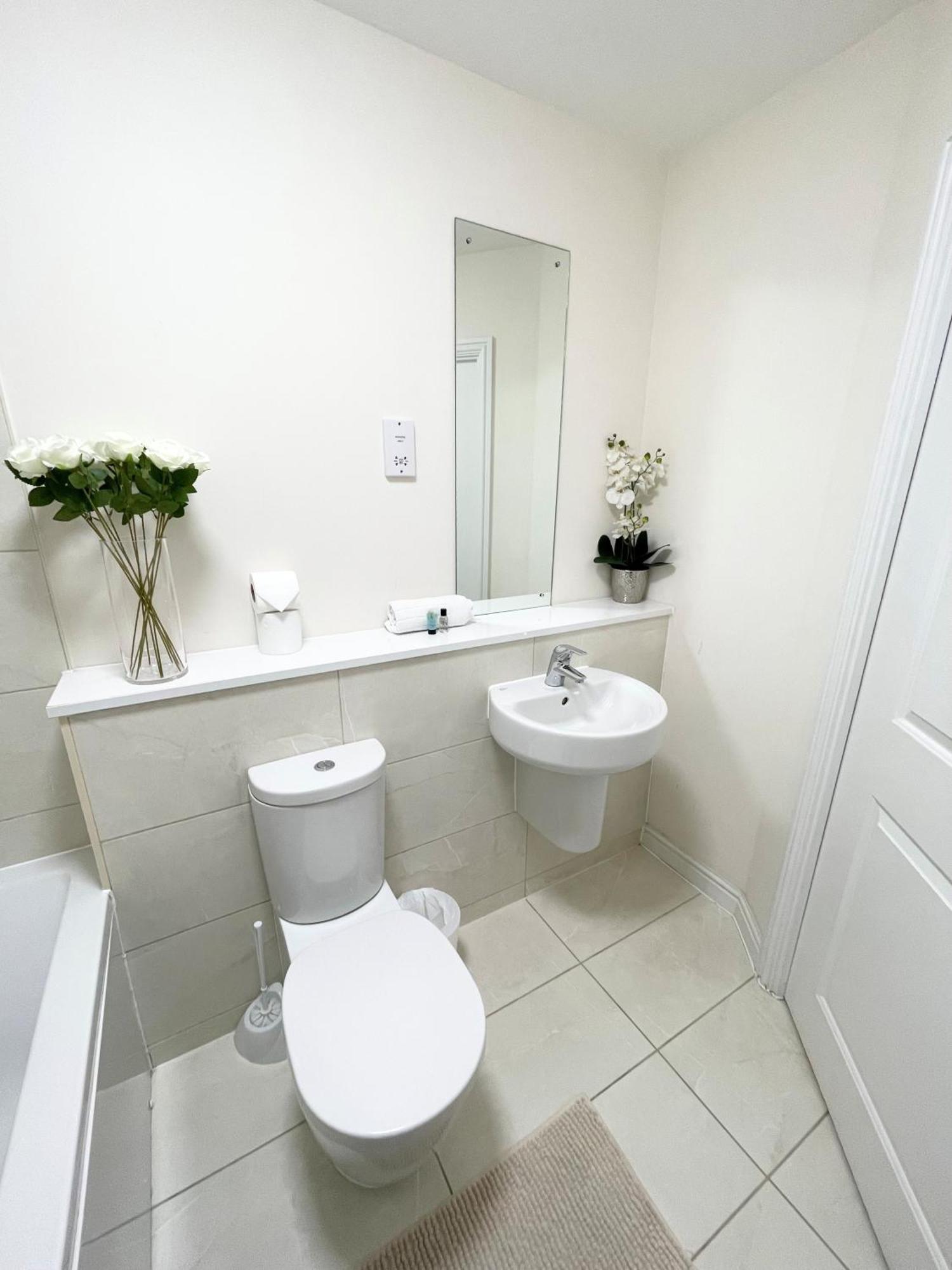 Blue Sky Apartments @Wallis Square, Farnborough ฟาร์นโบโรห์ ภายนอก รูปภาพ