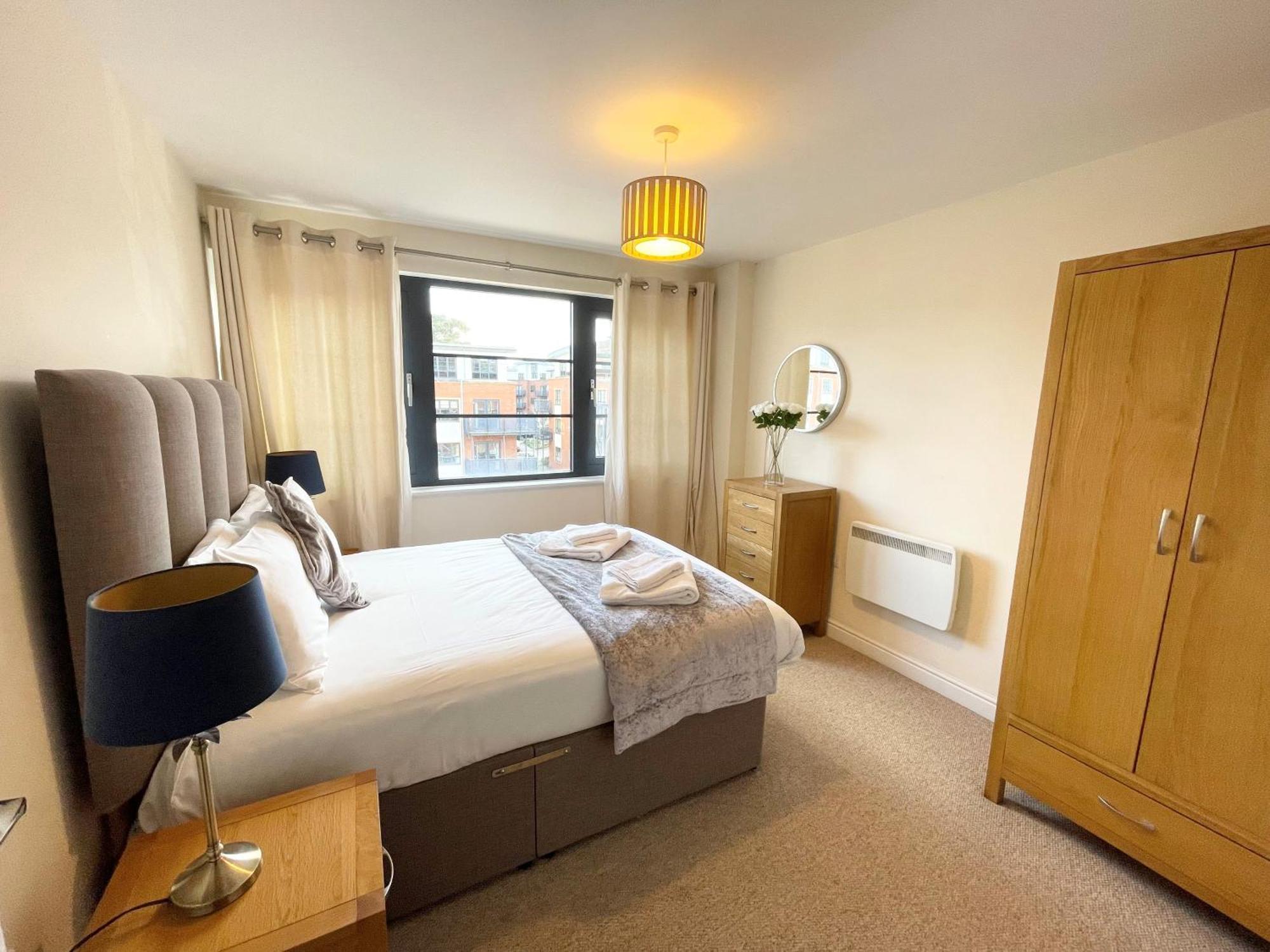 Blue Sky Apartments @Wallis Square, Farnborough ฟาร์นโบโรห์ ภายนอก รูปภาพ