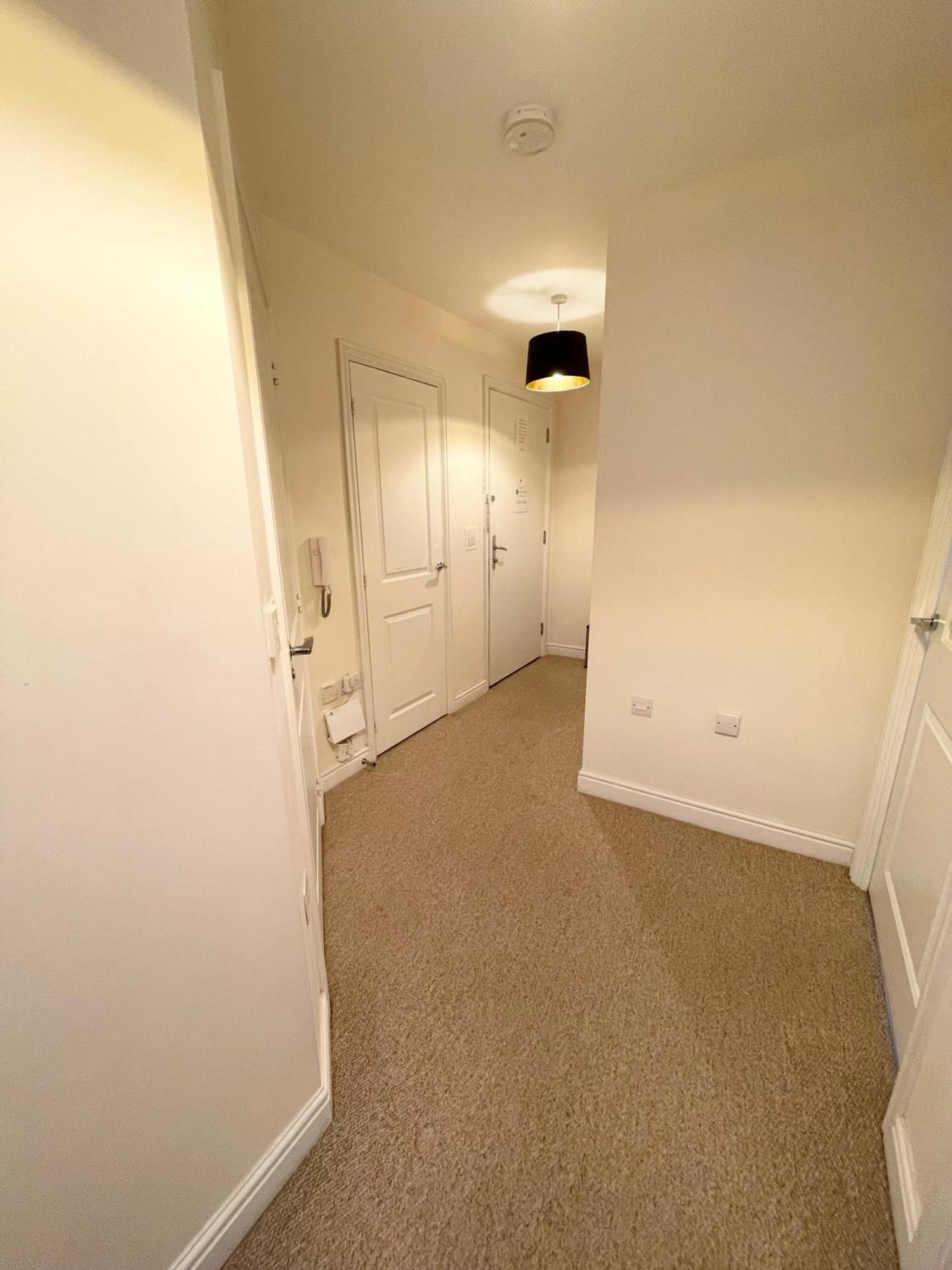 Blue Sky Apartments @Wallis Square, Farnborough ฟาร์นโบโรห์ ภายนอก รูปภาพ