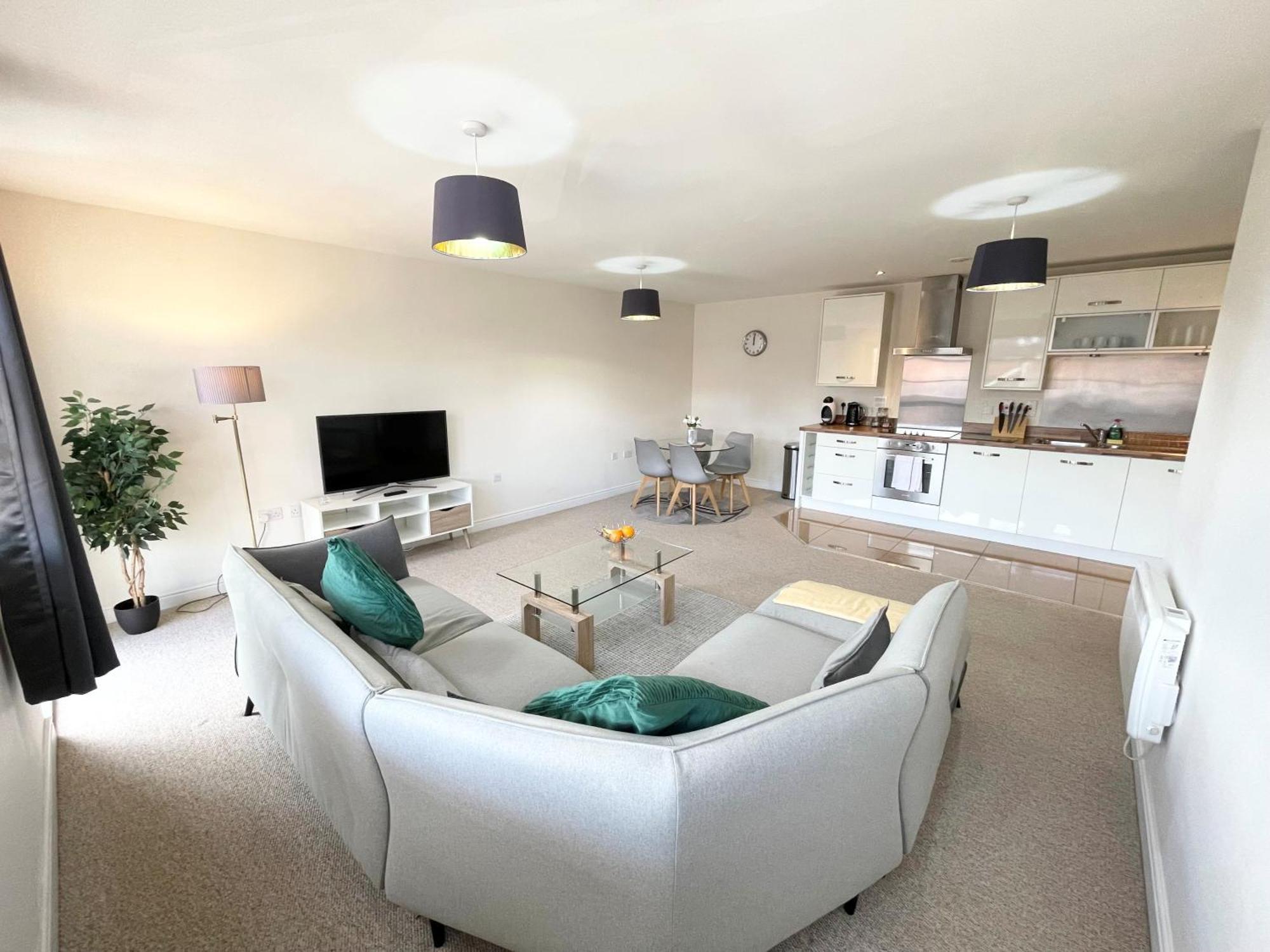 Blue Sky Apartments @Wallis Square, Farnborough ฟาร์นโบโรห์ ภายนอก รูปภาพ