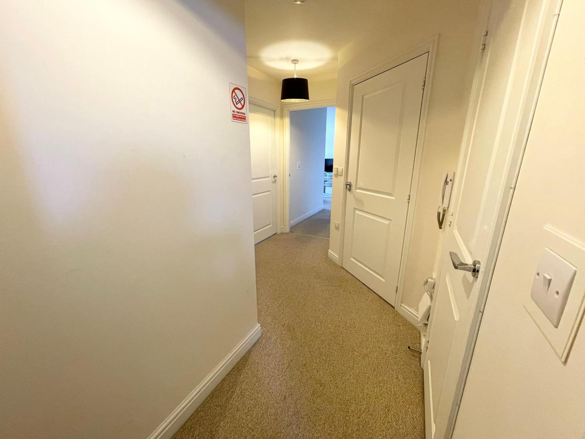 Blue Sky Apartments @Wallis Square, Farnborough ฟาร์นโบโรห์ ภายนอก รูปภาพ
