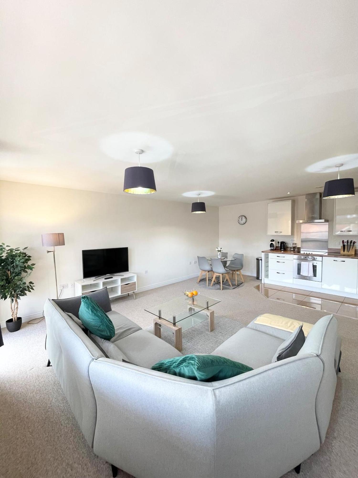 Blue Sky Apartments @Wallis Square, Farnborough ฟาร์นโบโรห์ ภายนอก รูปภาพ