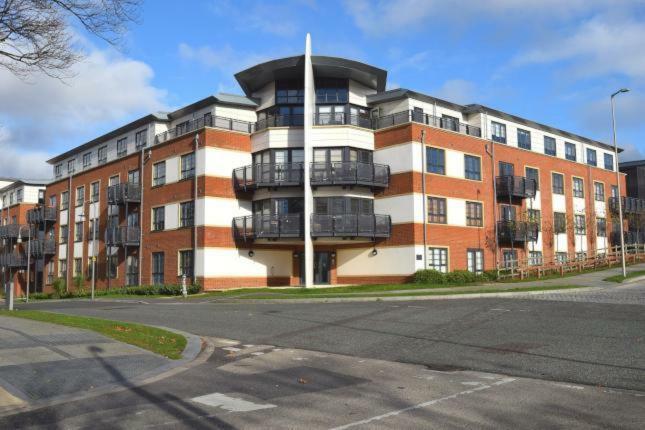 Blue Sky Apartments @Wallis Square, Farnborough ฟาร์นโบโรห์ ภายนอก รูปภาพ