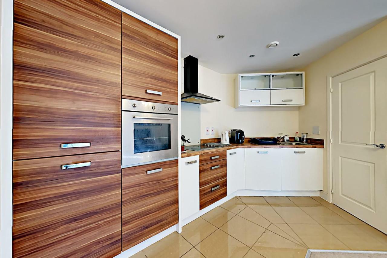 Blue Sky Apartments @Wallis Square, Farnborough ฟาร์นโบโรห์ ภายนอก รูปภาพ