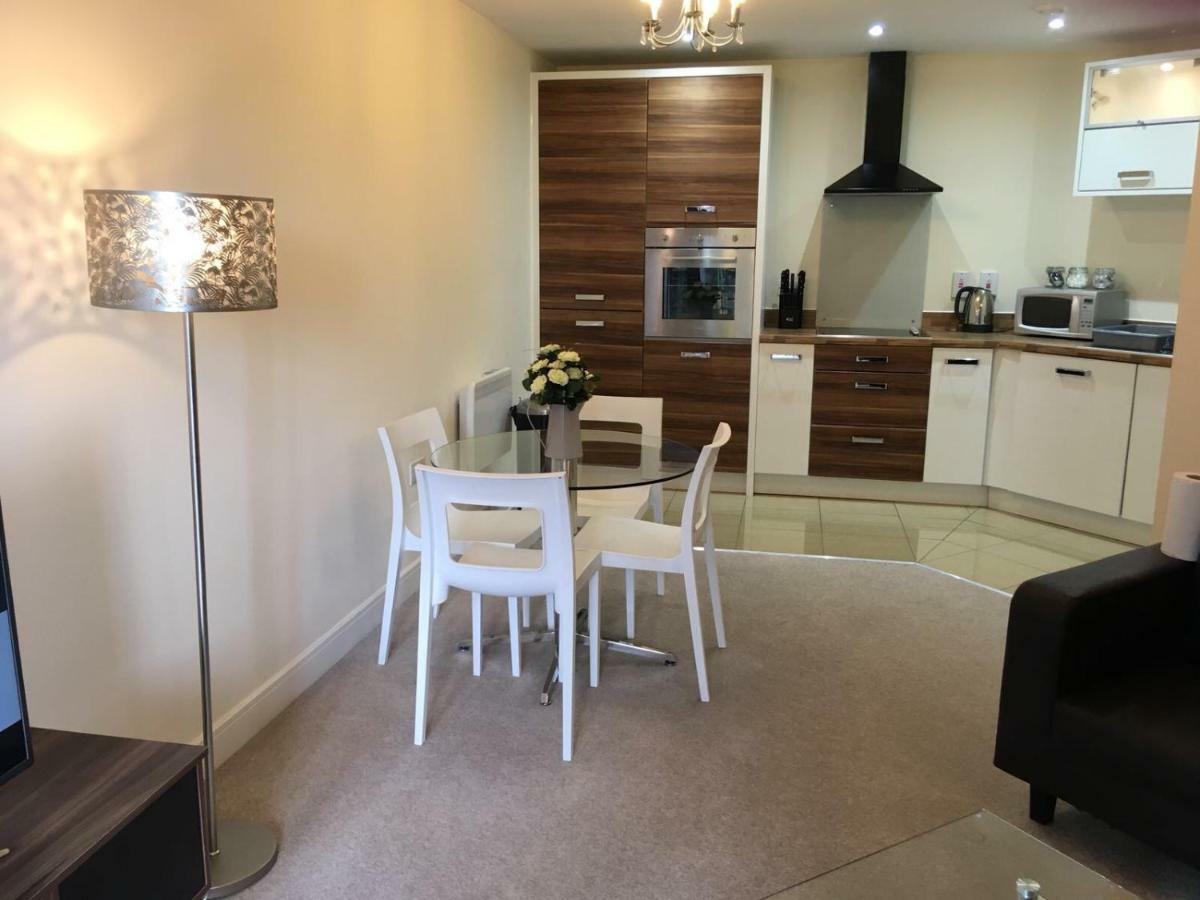 Blue Sky Apartments @Wallis Square, Farnborough ฟาร์นโบโรห์ ภายนอก รูปภาพ