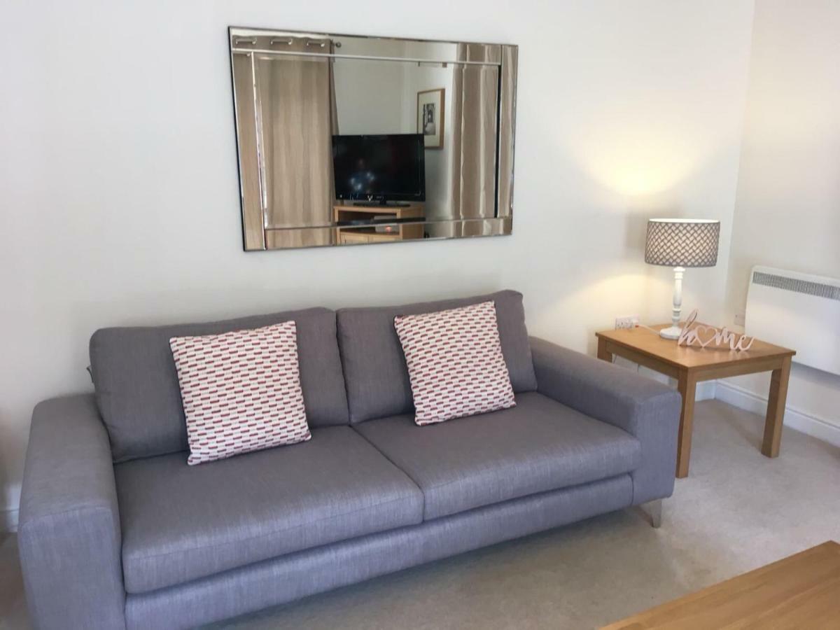 Blue Sky Apartments @Wallis Square, Farnborough ฟาร์นโบโรห์ ภายนอก รูปภาพ