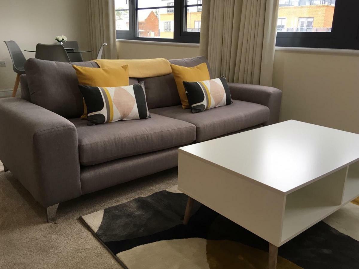 Blue Sky Apartments @Wallis Square, Farnborough ฟาร์นโบโรห์ ภายนอก รูปภาพ